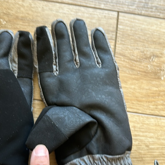 Lands’ End Gray Women’s Ski Gloves with zipper pockets - Picture 5 of 6